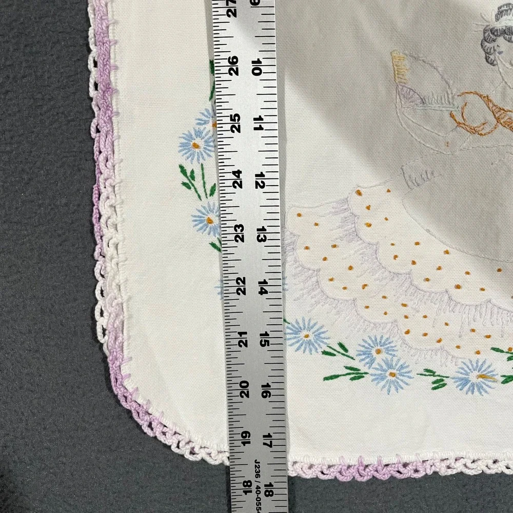 Vintage Embroidered Table Runner Vintage Southern Belle Floral Daisy